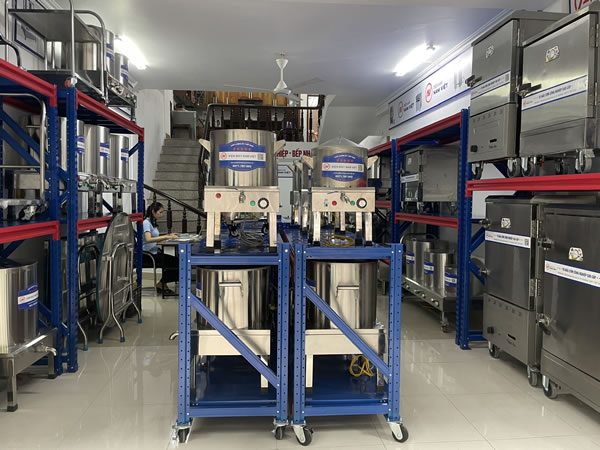 Bên trong showroom Điện Máy Nam Việt