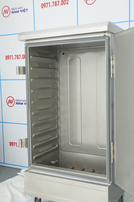 Các giá để khay rất chắc chắn bên trong tủ cơm