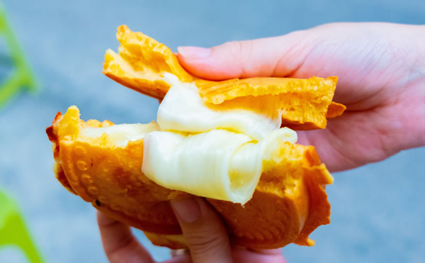 Thưởng thức bánh đồng xu phô mai