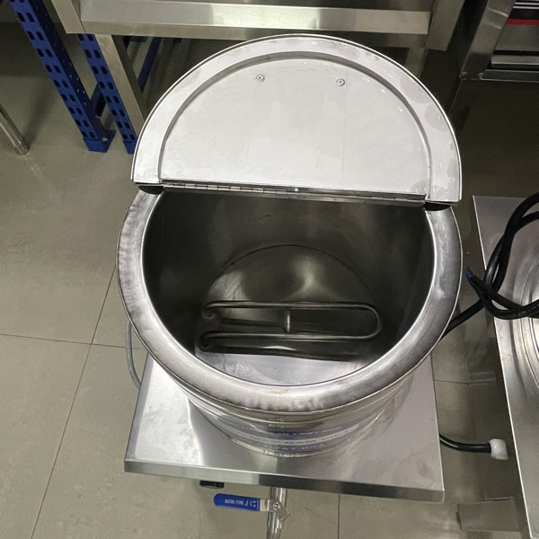 Bên trong nồi nấu phở