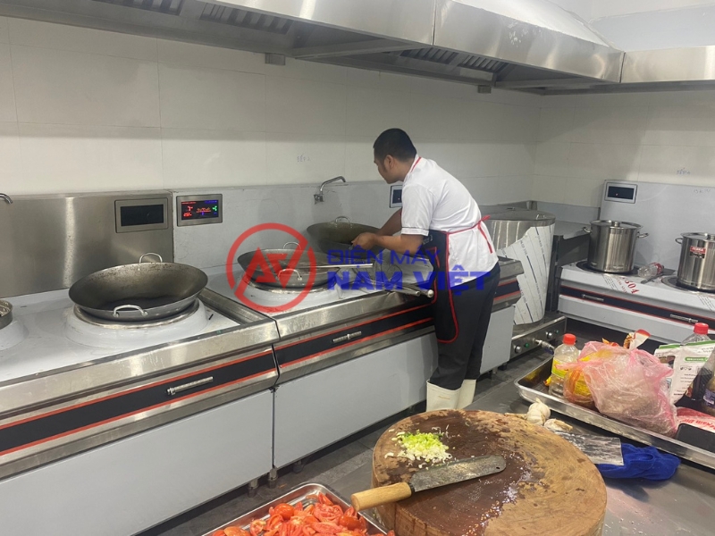 Hình ảnh thực tế bếp từ công nghiệp mặt lõm