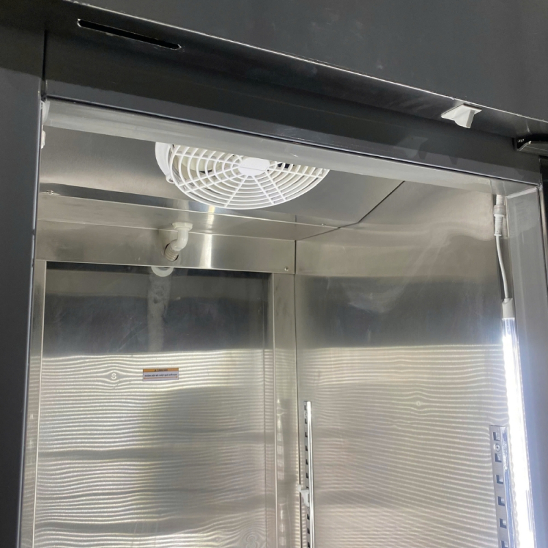 Quạt gió bên trong tủ cánh kính