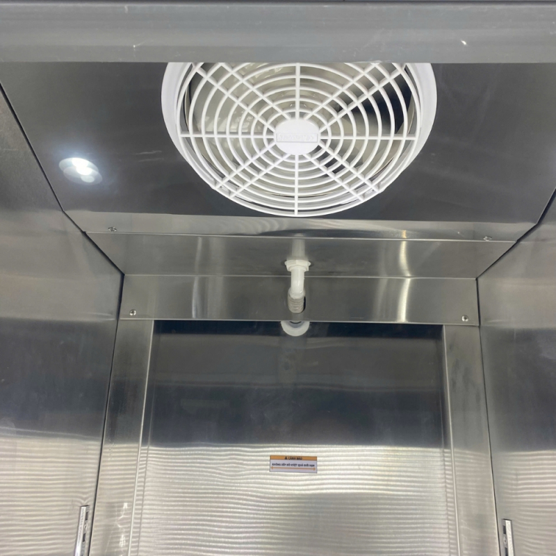 Cận cảnh bên trong khoang tủ cánh kính