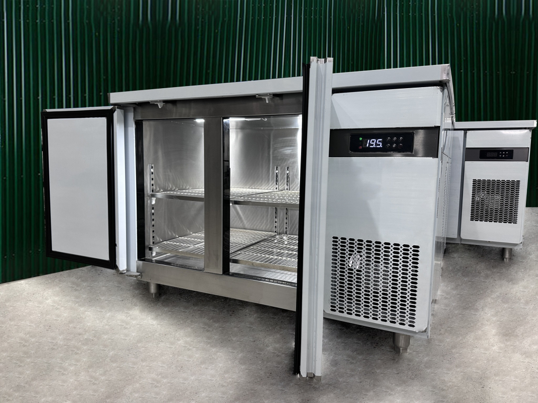 Bên trong bàn mát cánh inox